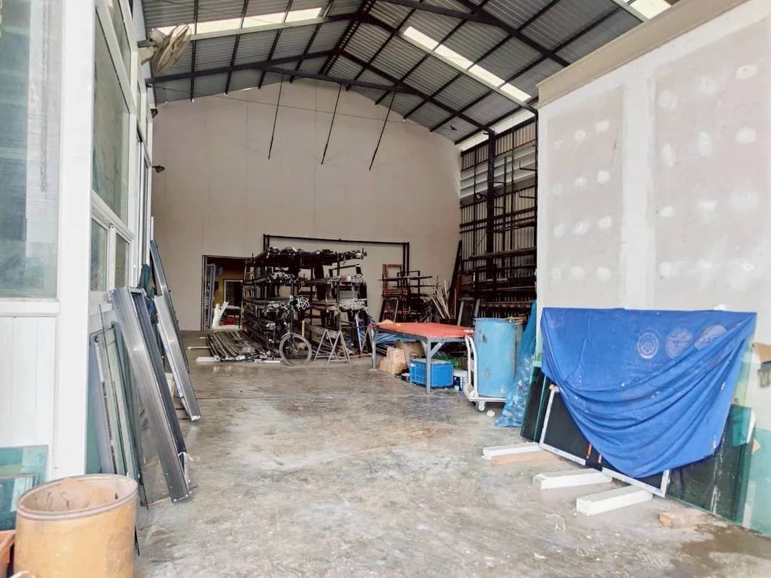 ให้เช่าโกดัง พร้อมสำนักงาน พื้นที่ 359.5 ตร.ม. หนองเพรางาย ไทรน้อย นนทบุรี ถนนเข้า-ออกสะดวก รองรับรถบรรทุก ZB098 - image 4