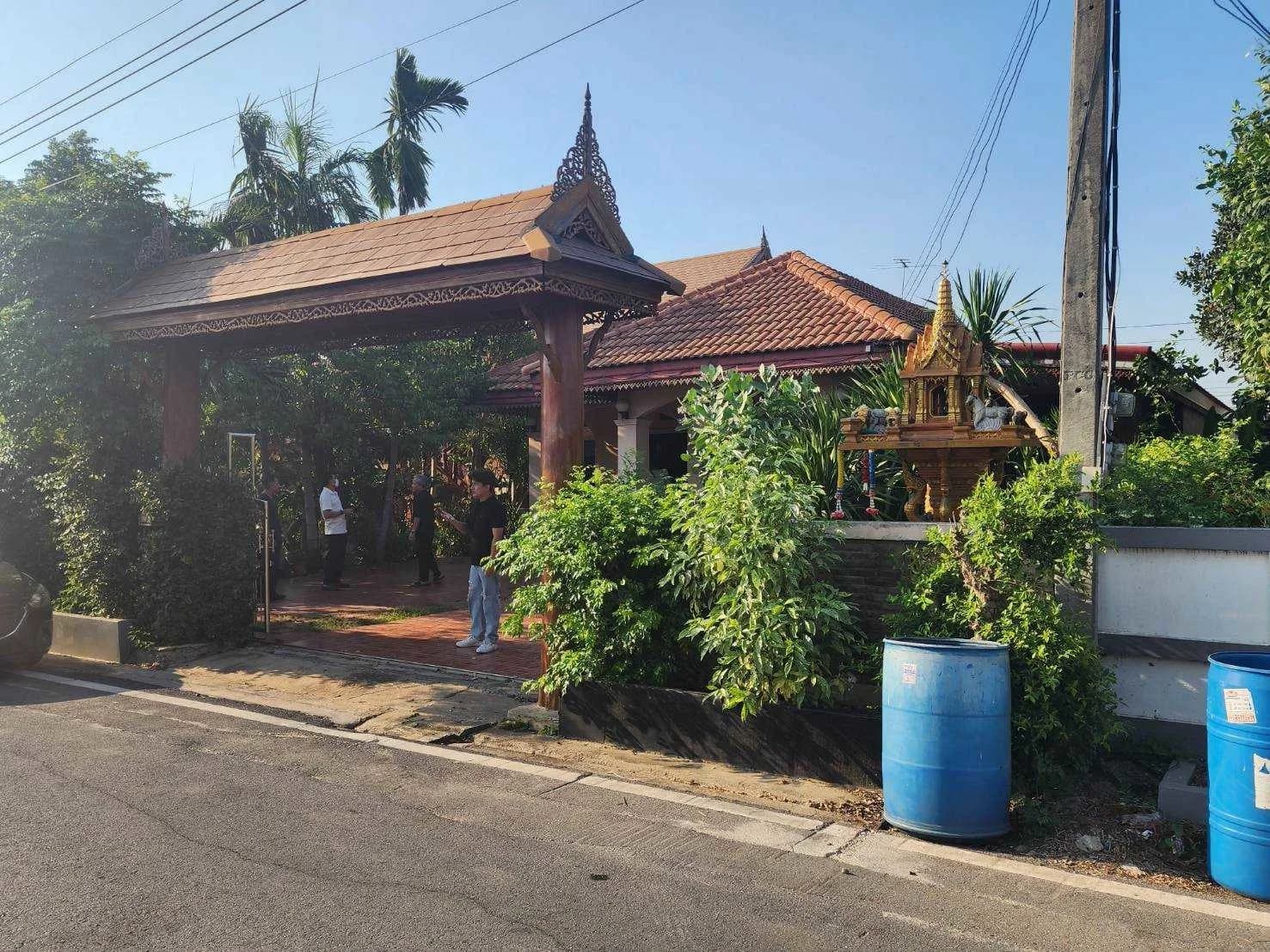 ขายบ้าน สามหลัง พร้อมที่ดิน 142 ตารางวา ใจกลางชุมชน คลองสอง คลองหลวง ปทุมธานี ZB100 - image 3