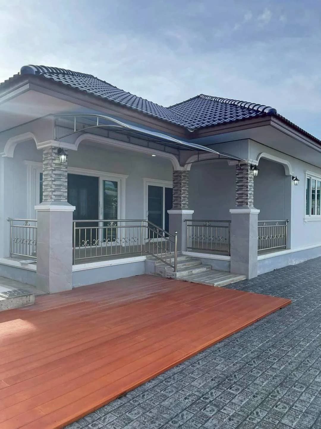 ขายบ้านพูลวิลล่า หลังมุม พื้นที่กว้าง 204.8 ตร.วา. บ้านสร้างใหม่ สไตล์โมเดิร์น พร้อมสระว่ายน้ำส่วนตัว ทำเลศักยภาพ บางหญ้าแพรก สมุทรสาคร - image 2