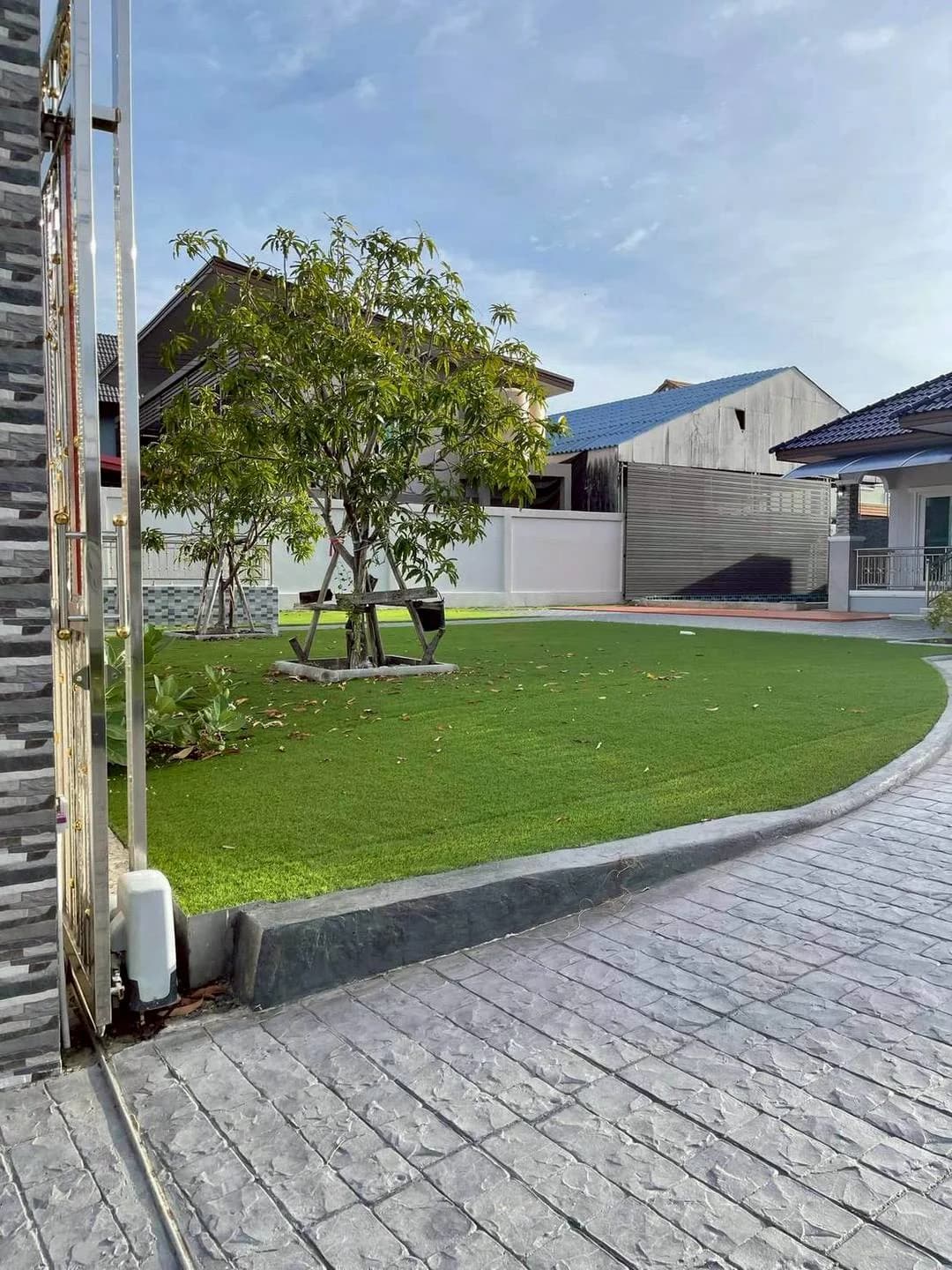 ขายบ้านพูลวิลล่า หลังมุม พื้นที่กว้าง 204.8 ตร.วา. บ้านสร้างใหม่ สไตล์โมเดิร์น พร้อมสระว่ายน้ำส่วนตัว ทำเลศักยภาพ บางหญ้าแพรก สมุทรสาคร - image 3