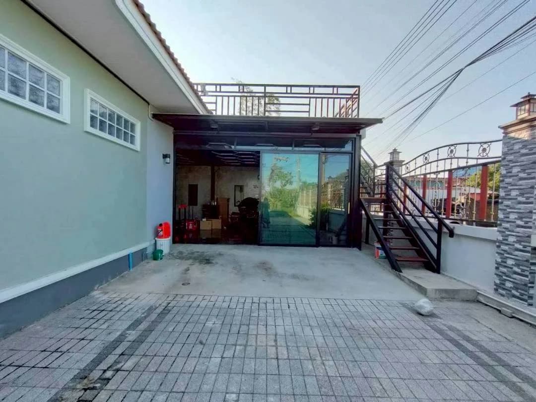 ขายบ้านพูลวิลล่า หลังมุม พื้นที่กว้าง 204.8 ตร.วา. บ้านสร้างใหม่ สไตล์โมเดิร์น พร้อมสระว่ายน้ำส่วนตัว ทำเลศักยภาพ บางหญ้าแพรก สมุทรสาคร - image 4