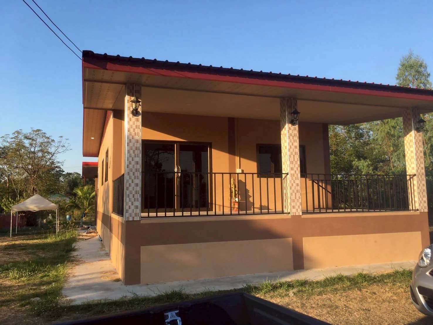 ขายบ้านใหม่พร้อมที่ดิน ติดถนน เนื้อที่ 1-0-0 ไร่ ตรงข้ามโรงเรียนวัดโนนเหล็ก เมืองอุทัยธานี ZK607 - image 1