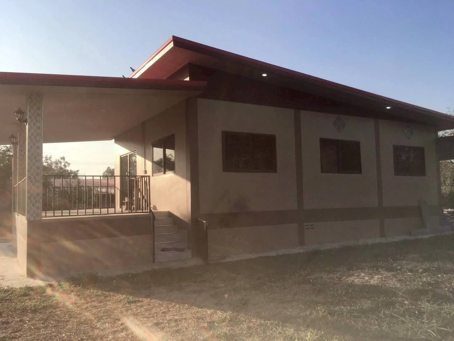 ขายบ้านใหม่พร้อมที่ดิน ติดถนน เนื้อที่ 1-0-0 ไร่ ตรงข้ามโรงเรียนวัดโนนเหล็ก เมืองอุทัยธานี ZK607 - image 2