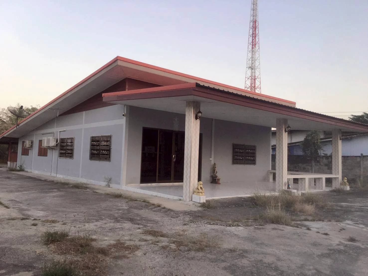 ขายบ้านพร้อมที่ดิน ติดถนน เนื้อที่ 1-0-46.5 ไร่ ตรงข้ามโรงเรียนวัดโนนเหล็ก เมืองอุทัยธานี ZK606 - image 2