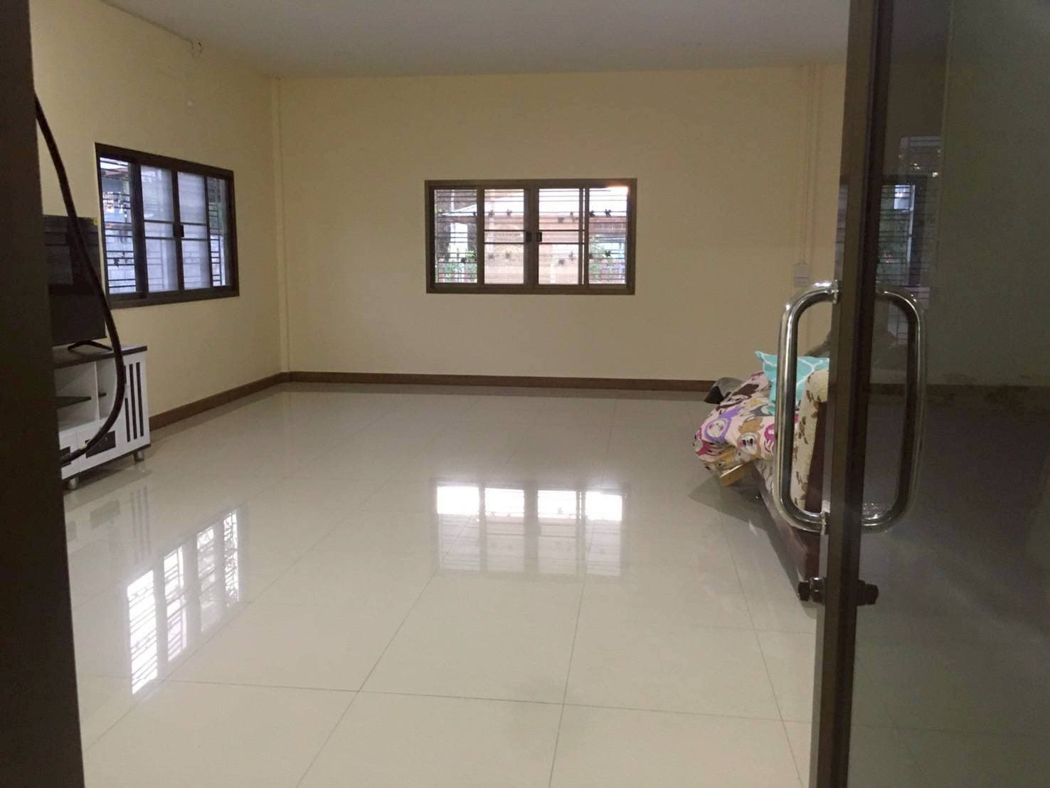 ขายบ้านพร้อมที่ดิน ติดถนน เนื้อที่ 1-0-46.5 ไร่ ตรงข้ามโรงเรียนวัดโนนเหล็ก เมืองอุทัยธานี ZK606 - image 3