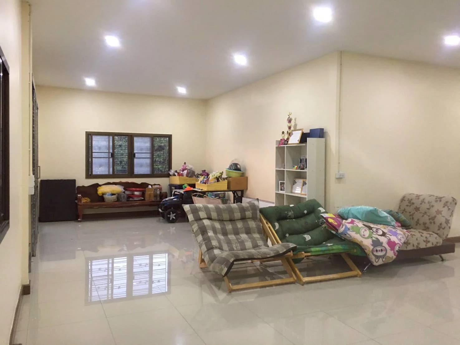 ขายบ้านพร้อมที่ดิน ติดถนน เนื้อที่ 1-0-46.5 ไร่ ตรงข้ามโรงเรียนวัดโนนเหล็ก เมืองอุทัยธานี ZK606 - image 4