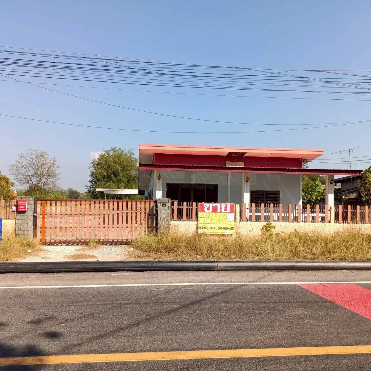 ขายบ้านพร้อมที่ดิน ติดถนน เนื้อที่ 1-0-46.5 ไร่ ตรงข้ามโรงเรียนวัดโนนเหล็ก เมืองอุทัยธานี ZK606