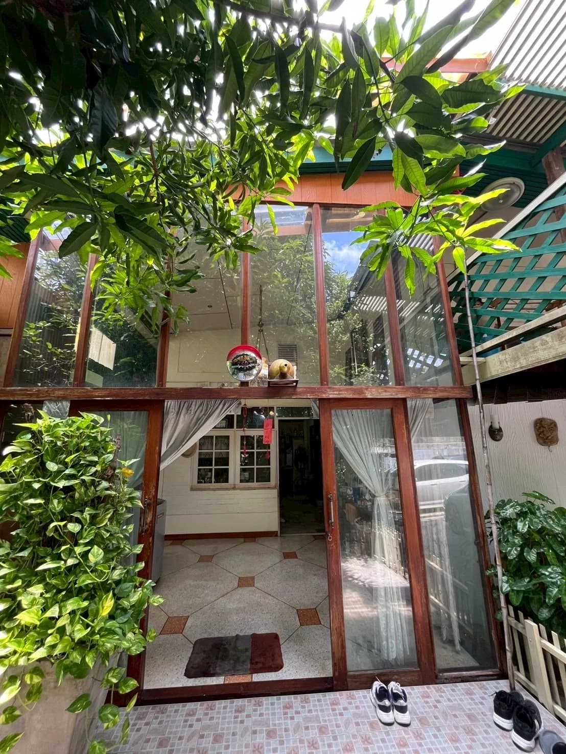 เสน่ห์บ้านไม้ในเมืองกรุง บ้านเดี่ยวดีไซน์หรู 51 ตารางวา ซอยสิรินธร 2 แยก 13 ใกล้รถไฟฟ้าสายสีแดงสถานีบางบำหรุ ราคาพิเศษ 5,900,000 บาท - image 1