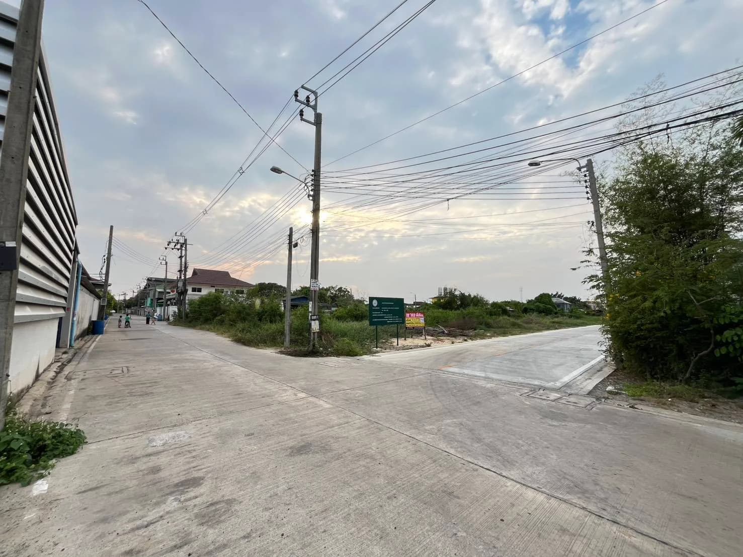 ขายด่วน ที่ดินแปลงสวย 1-1-87 ไร่ ติดถนน 3 ด้าน! ประชาอุทิศ 90 ราคา 13,501,000 บาท ( ค่าโอน ณ กรมที่ดิน คนละครึ่ง ) - image 3