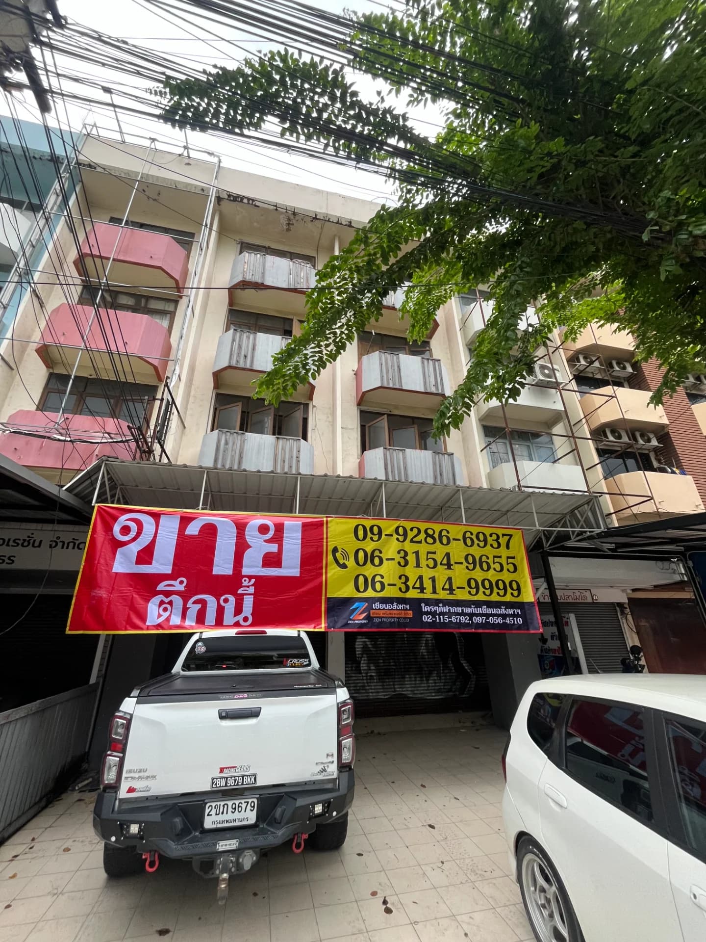 อาคารพาณิชย์ 3 คูหา แต่ละคูหามีพื้นที่ 28 ตารางวา สูง 4.5 ชั้น หน้ากว้าง 4 เมตร บนทำเลทองติดถนนสิรินธร ใกล้ห้างตั้งฮั่วเส็งธนบุรี ราคา 10.5 ลบ. - image 1