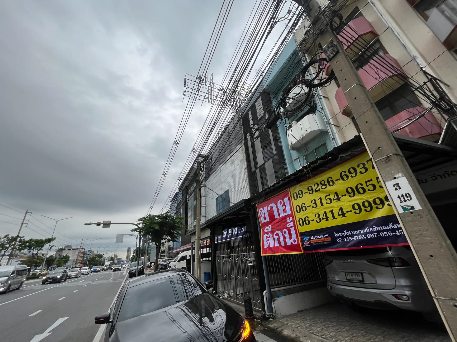 อาคารพาณิชย์ 3 คูหา แต่ละคูหามีพื้นที่ 28 ตารางวา สูง 4.5 ชั้น หน้ากว้าง 4 เมตร บนทำเลทองติดถนนสิรินธร ใกล้ห้างตั้งฮั่วเส็งธนบุรี ราคา 10.5 ลบ. - image 2