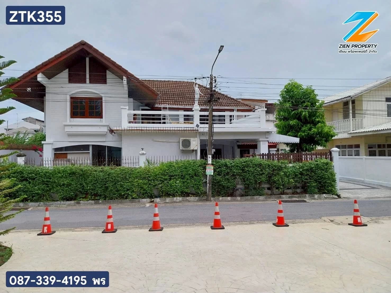 บ้านเดี่ยว 2 ชั้นหลังนี้ตั้งอยู่ในซอยประชาอุทิศ 85 บนเนื้อที่ดินขนาดใหญ่ถึง 93 ตารางวา