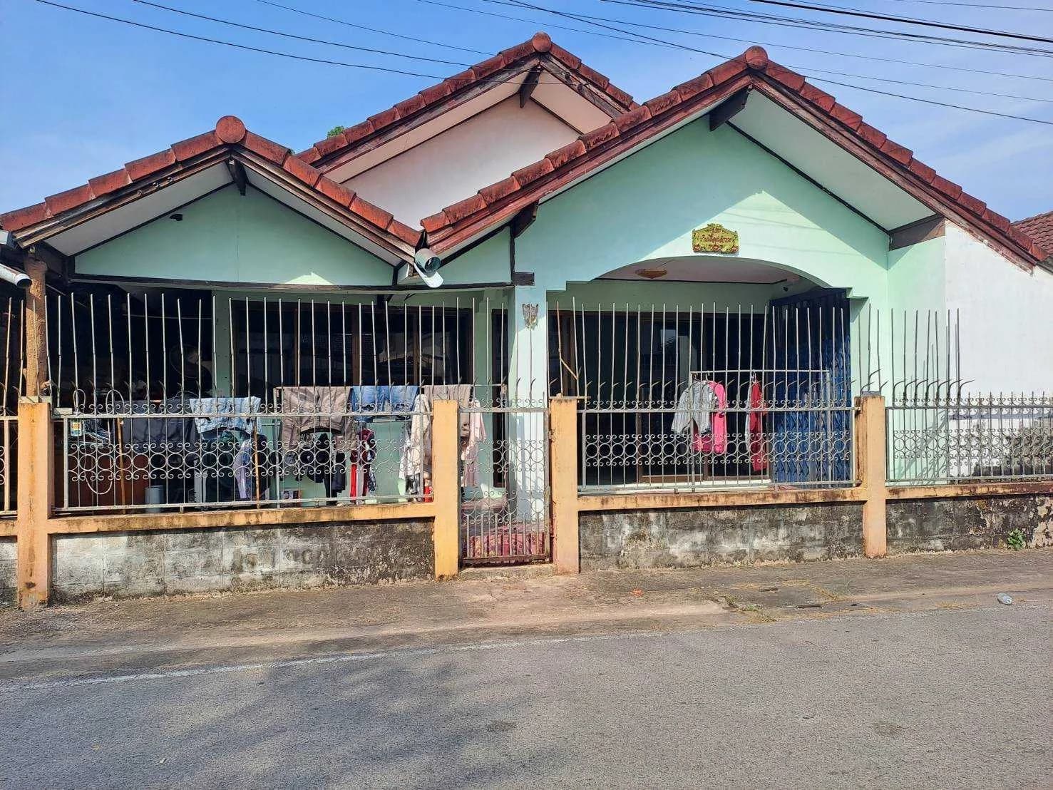 ขายด่วน!!! บ้านพร้อมที่ดิน ติดถนนในหมู่บ้าน เนื้อที่ 108 ตารางวา ราคา : 2.8 ลบ ค่าโอน ผู้ขายออกให้ทั่งหมด ณ. กรมที่ดิน