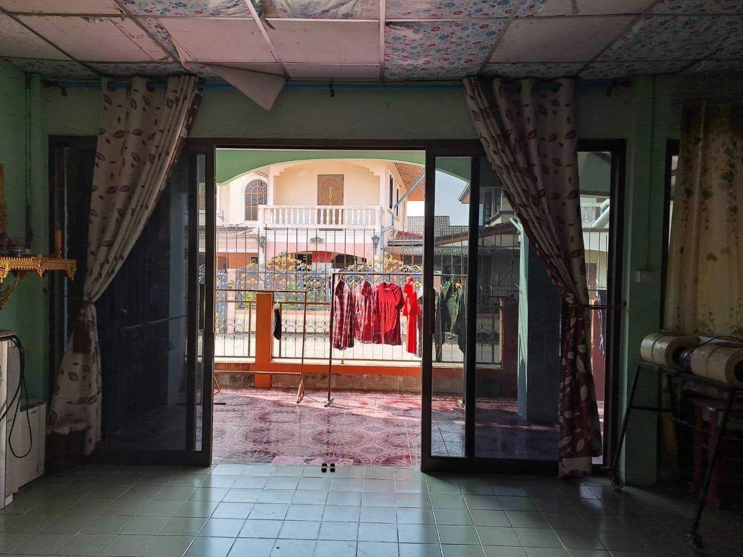 ขายด่วน!!! บ้านพร้อมที่ดิน ติดถนนในหมู่บ้าน เนื้อที่ 108 ตารางวา ราคา : 2.8 ลบ ค่าโอน ผู้ขายออกให้ทั่งหมด ณ. กรมที่ดิน - image 2