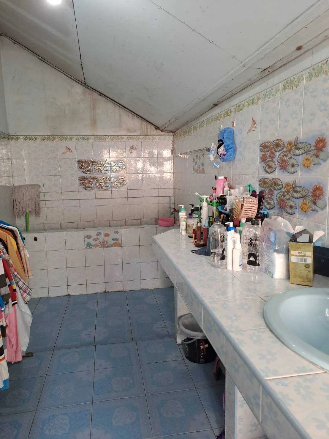 ขายด่วน!!! บ้านพร้อมที่ดิน ติดถนนในหมู่บ้าน เนื้อที่ 108 ตารางวา ราคา : 2.8 ลบ ค่าโอน ผู้ขายออกให้ทั่งหมด ณ. กรมที่ดิน - image 3