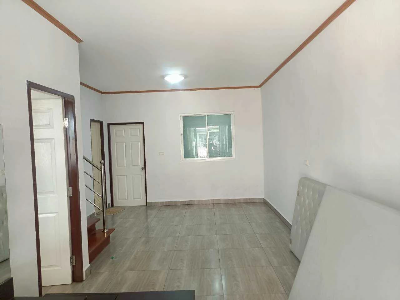 ขายด่วน!! ทาวเฮ้าว์ 2 ชั้น ขนาด 21.42 ตร.ว สภาพใหม่เอี่ยมอยู่ในโครงการ หมู่บ้าน ทัศนีย์ สุขสวัสดิ์ - เเหลมฟ้าผ่า - image 4