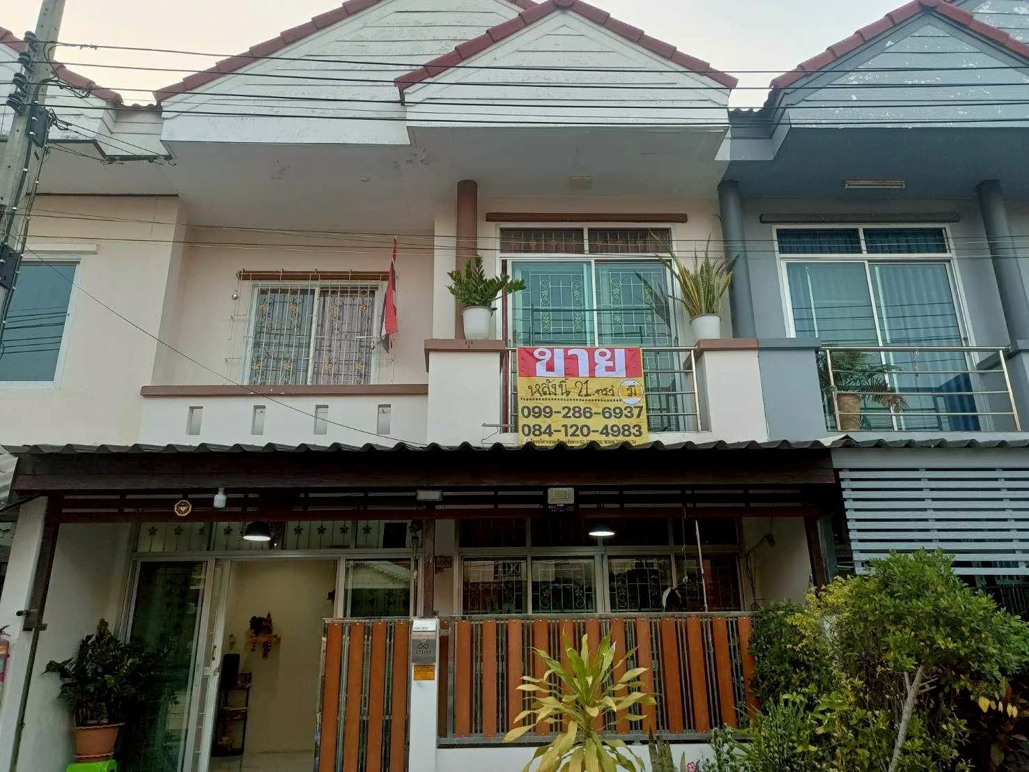 ขายด่วน!! ทาวน์เฮ้าส์ 2 ชั้น 21. ตร.ว พร้อมอยู่ หมู่บ้านรุ่งเรืองวิลล่า ถนนบ้านคลองสวน ประชาอุทิศ 90 อ.พระสมุทรเจดีย์ - image 1