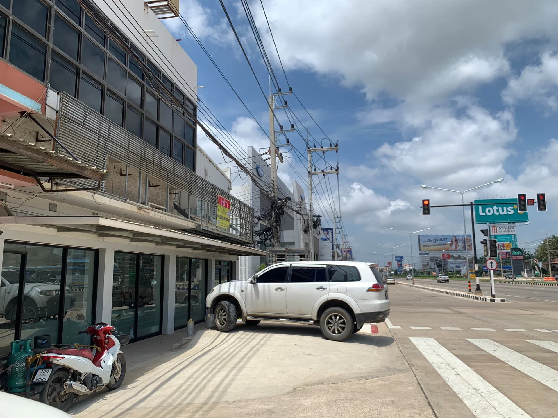 ให้เช่า อาคารพาณิชย์ 2 ชั้น เคยเป็นเซเว่นมาก่อน ทำเลดี ติดถนนใหญ่ เยื้องโลตัสโคกช้าง - image 2